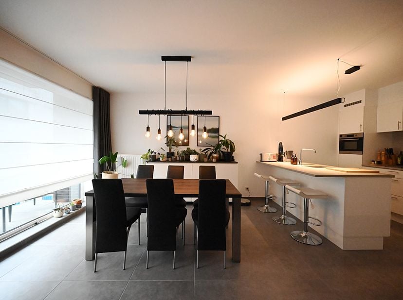 Dit appartement is gelegen op de eerste verdieping met volgende indeling: inkomhal/nachthal, woonkamer met open keuken, balkon vooraan, gastentoilet,