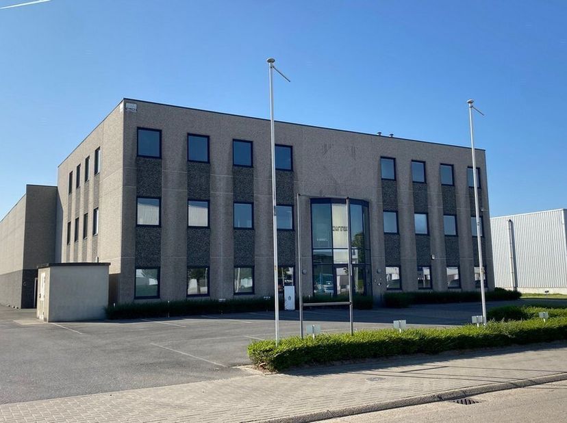 900m² ingedeelde kantoorruimte verdeeld over 1ste en 2de verdieping (opsplitsbaar vanaf 450m² kantoren)<br />
Ligging: Vlakbij afrit E17<br />
Specifi