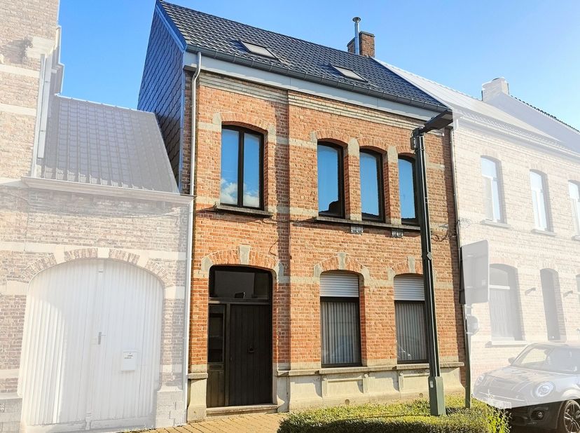 Ontdek deze ruime gezinswoning met tal van mogelijkheden!<br />
<br />
Momenteel zijn reeds foto's beschikbaar van de voorgevel en de tuin.<br />
<br
