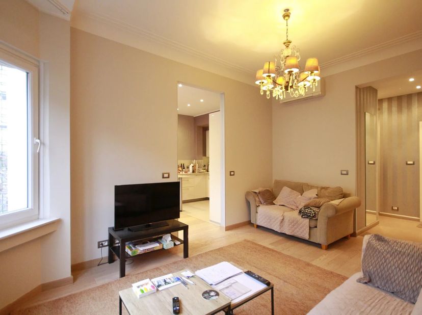 Inkomhal met vestiaire, woonkamer, volledig ingerichte keuken met eetruimte, slaapkamer van ± 14m² met balkon, bureau van ± 8m² (kan worden gebruikt a