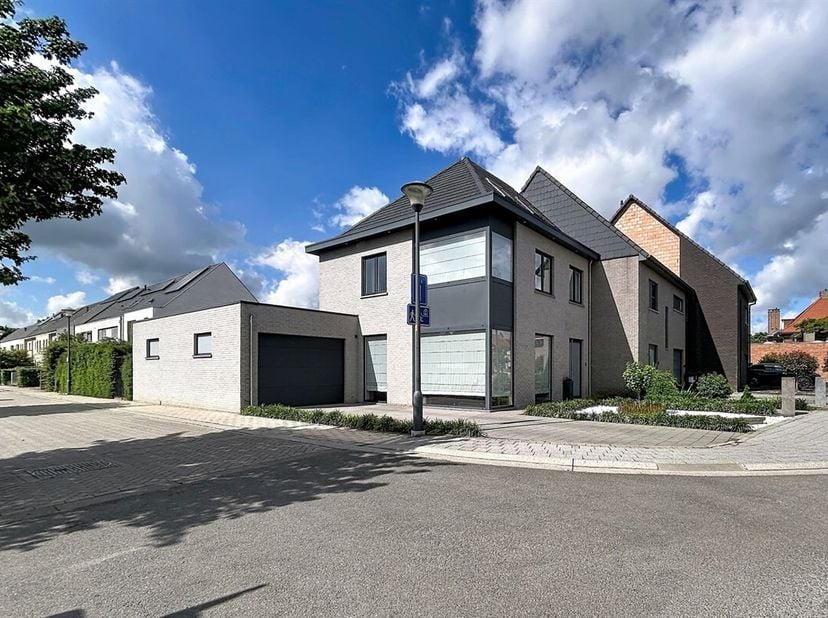 BEZOEKMOMENT Zaterdag 27/06: reservatie via sms: 0470/30.20.10<br />
LIGGING: Gelegen in een rustige straat, nabij centrum Kieldrecht met vlotte verbi