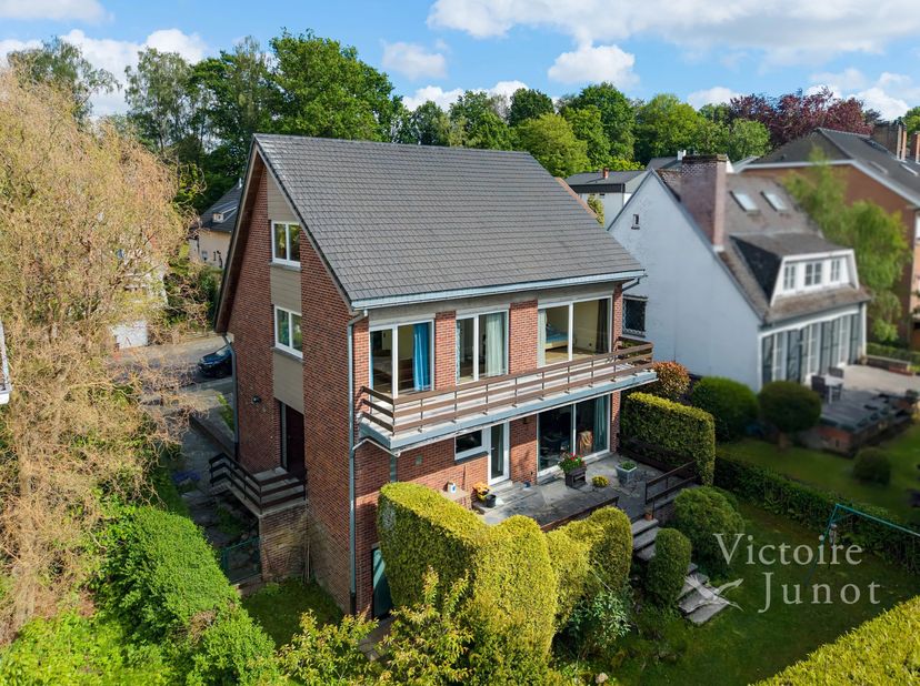 Kraainem: Quartier HUART/STOCKEL lichte villa op een perceel van +/- 4,56 are. Het bestaat uit een hal, garderobe, WC, mooie ontvangstruimtes met open