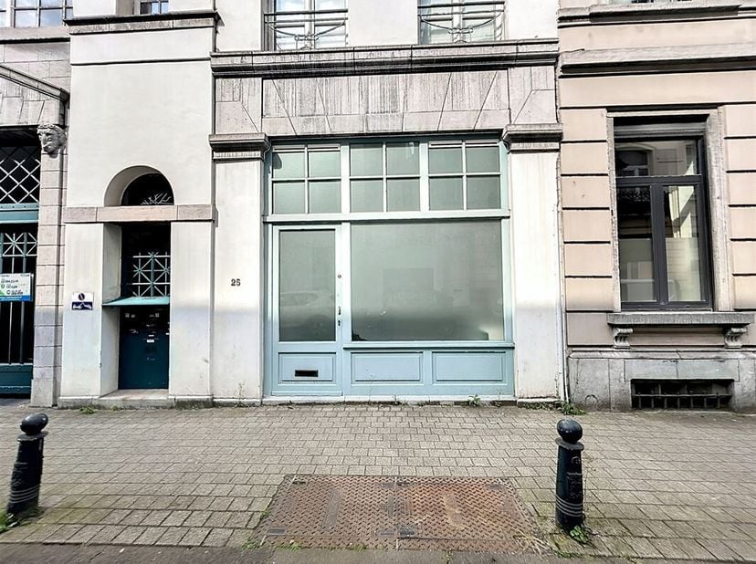 Op enkele meters van het emblematische Sint-Katelijneplein - Handels- of kantoorruimte op de begane grond te huur als volgt: Begane grond - 45m² hande