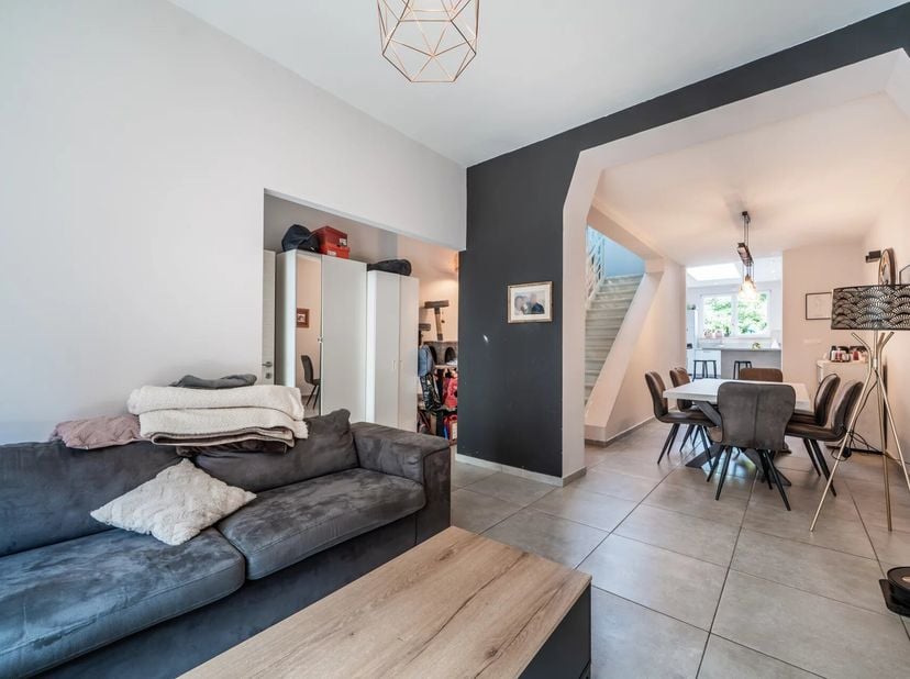 EBimmo vous présente cette maison totalement rénovée, offrant un bon niveau de confort de par ses volumes aménagés avec gout.<br />
Elle se compose au