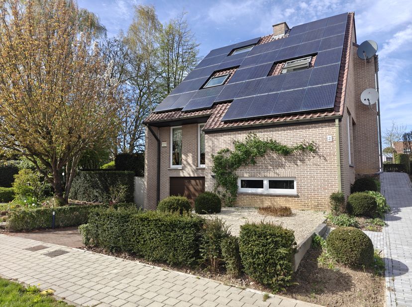STERREBEEK – Gelegen in een rustige en gegeerde residentiële wijk, op het einde van een doodlopende straat, prachtige villa (5 slaapkamers / 2 badkame