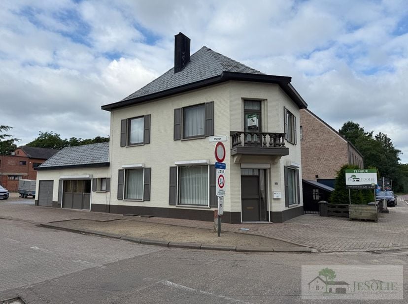 Eerste bezoekmoment dinsdag 14/7 tussen 17-19u ENKEL OP AFSPRAAK<br />
Aanvragen per mail aub met vermelding GSM-nummer.<br />
<br />
Deze ruime wonin