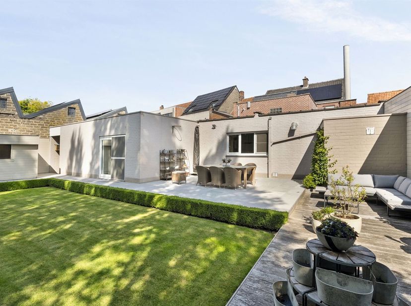 Un COMMERCE ENTIÈREMENT ÉQUIPÉ avec espace de vente, atelier et une SPACIEUSE HABITATION séparée. EMPLACEMENT IDÉAL à proximité du centre de Meulebeke