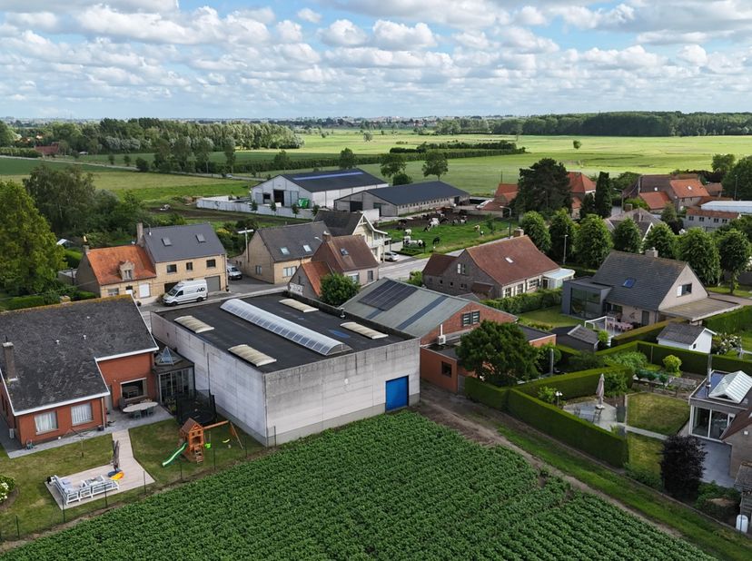 In de Kortewildestraat te Vladslo vinden we deze bijzonder ruime woning met een bewoonbare oppervlakte van maar liefst 279 m², gelegen op een perceel