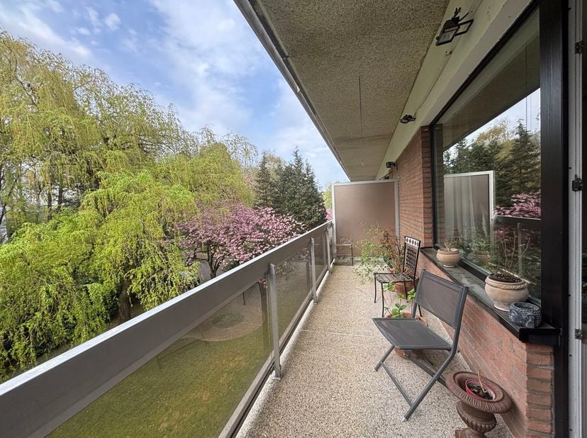 RESIDENCE SERVICE. Ixelles, situé dans un cadre paisible et verdoyant à proximité immédiate du Bois de la Cambre et de la gare de Boondael. La Résiden