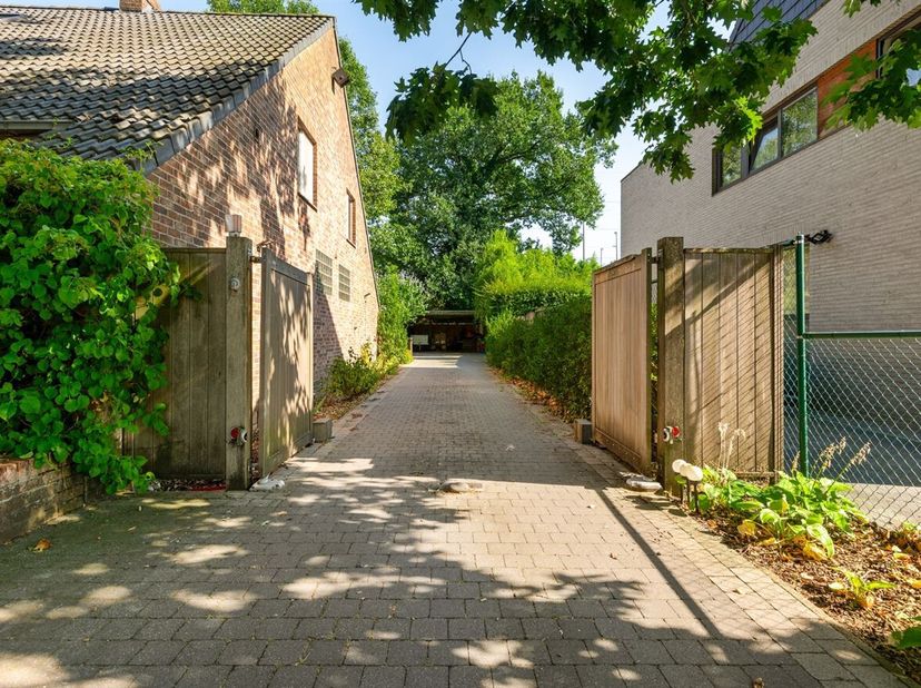 Ontdek dit uniek pand gelegen in Schoten - ideaal voor grote gezinnen of zelfstandigen!<br />
Ligging: op een vlot bereikbare locatie met een goede ve