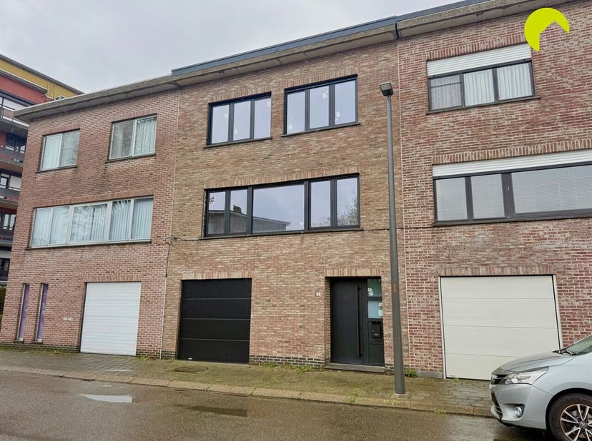 Située dans une rue calme et agréable de Mortsel, nous trouvons cette maison spacieuse avec garage, jardin et aménagement pratique.<br />
Aménagement