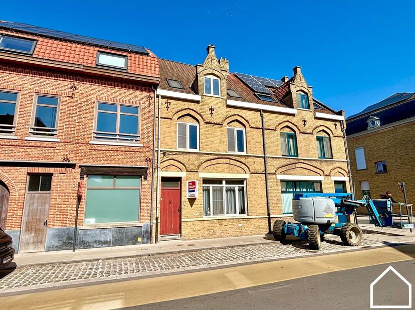 Ruime stadswoning met 3 tot 5 slaapkamers en koer<br />
<br />
Bekijk zeker ook eens de vastgoedvideo via https://bit.ly/459aQfh<br />
<br />
Er is mo