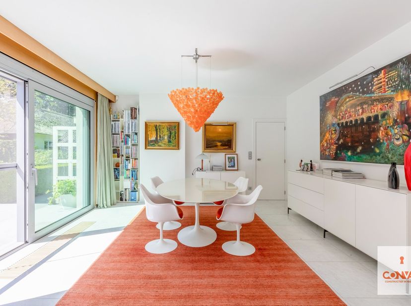 Deze uitzonderlijke villa met een bruikbare vloeroppervlakte van ca. 433 m² is gelegen in Mariakerke op een perceel van maar liefst 1.570 m² en geniet