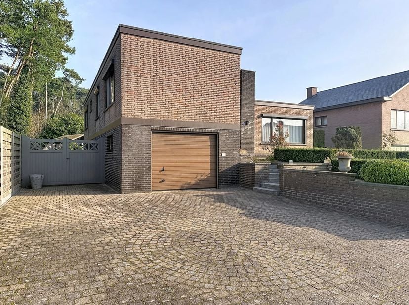 Deze woning is gelegen te Mol-Ezaart op een mooi perceel van bijna 12a. Een rustige straat op een gunstige locatie nabij de ring richting Lommel-Geel.
