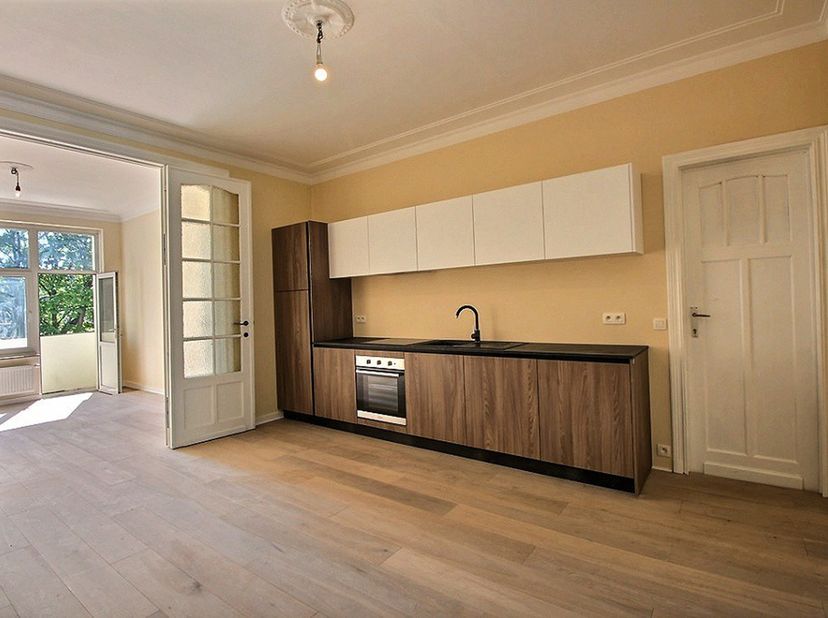 Quartier Vanderkindere/Coghen, non loin de l’Altitude 100, dans un petit immeuble avec peu de charges, situé au 2E étage, charmant appartement de ± 84