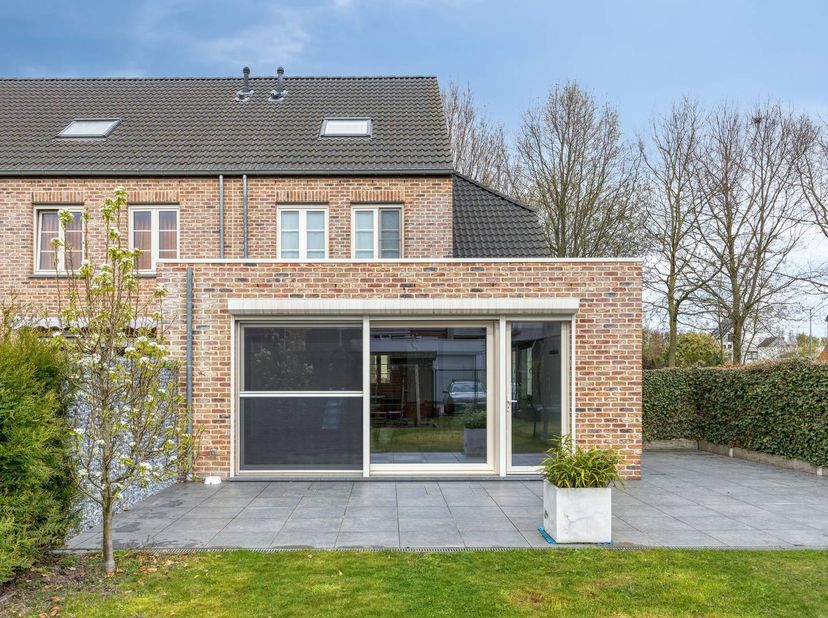 Vous recherchez une maison familiale spacieuse où le confort et la durabilité sont essentiels ? Cette belle maison à Kruibeke offre tout ce dont vous