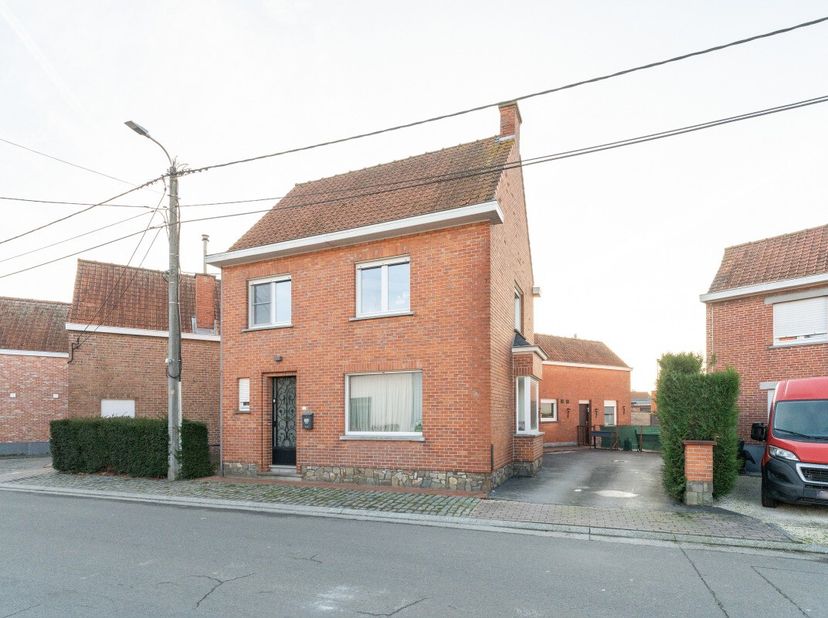 [[ DIT PAND NEEMT DEEL AAN DE ERA OPEN HUIZEN DAG OP 13/6 VAN 14:30 TOT 15:30 ]]Te koop: woning in Kapellestraat, Zulte, met tuin en oprit naast de wo