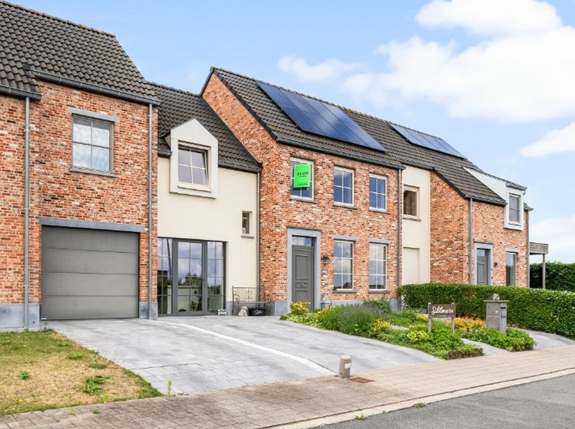 In deze recente woonwijk te Moorslede bevindt zich deze prachtige woning met 3 slaapkamers.<br />
De woning werd recent gebouwd en is voorzien van all