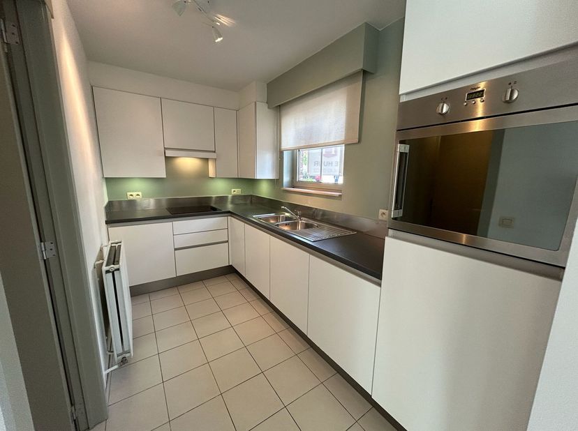 Prachtig één-slaapkamer appartement (gelijkvloers) nabij het centrum van Mol. Het appartement omvat een inkomhal, apart gastentoilet, woonkamer, keuke