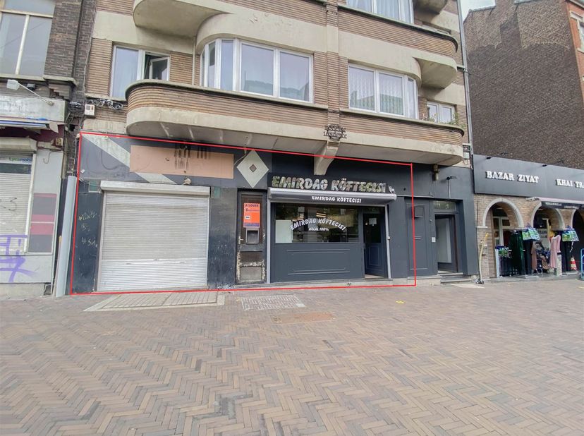Commerciële ruimte (momenteel verdeeld in 2 delen). Het eerste gedeelte bestaat uit een commerciële ruimte +/- 125m² bestaande uit een tafelgedeelte,