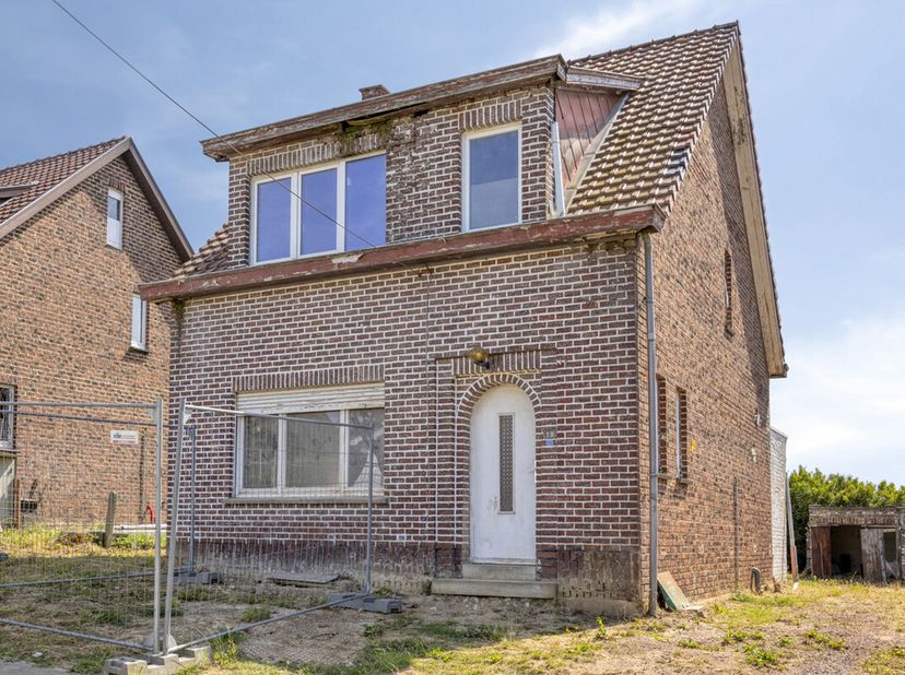 Volledig te renoveren woning met een prachtig uitzicht op de velden en gelegen op wandelafstand van een school, openbaar vervoer en winkels.<br />
Dez