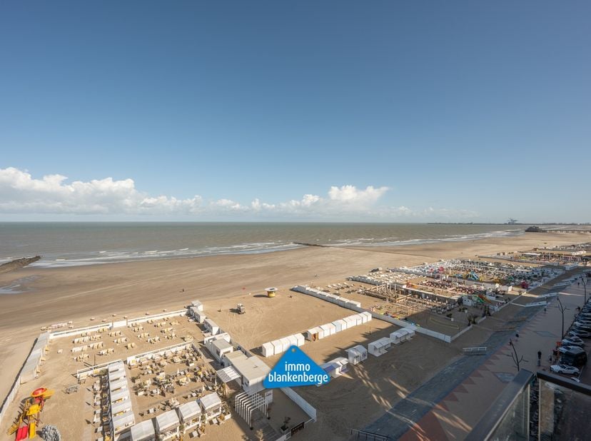 Ontdek deze uitzonderlijke penthouse in Residentie Noordzee, gelegen op de zeedijk van Blankenberge.<br />
Hier geniet u dagelijks van een prachtig ui