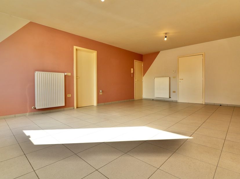 Ontdek het comfort en de praktische indeling van dit instapklaar, gelijkvloers appartement in Zomergem. <br />
Perfect voor wie op zoek is naar een en