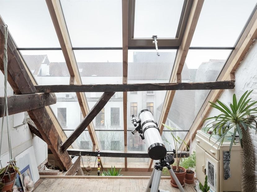 Deze unieke stadswoning biedt een uitzonderlijke woonervaring in het hart van Gent, op slechts vijf minuten wandelen van de Korenmarkt. Ondanks de cen