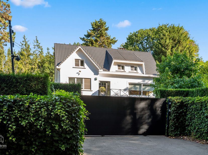 Exclusieve villa in Franse stijl met zwembad, poolhouse en professioneel kantoor op toplocatie in Aarschot<br />
Sommige woningen zijn veel meer dan e