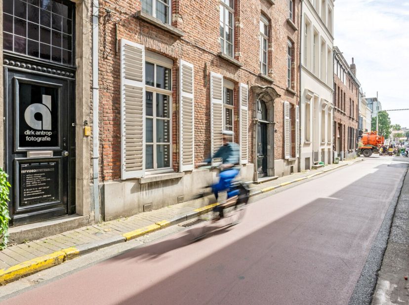 In de geliefde Zwartezustersstraat, midden in het historische centrum van Gent, bevindt zich dit uitzonderlijke herenhuis waar authenticiteit en heden