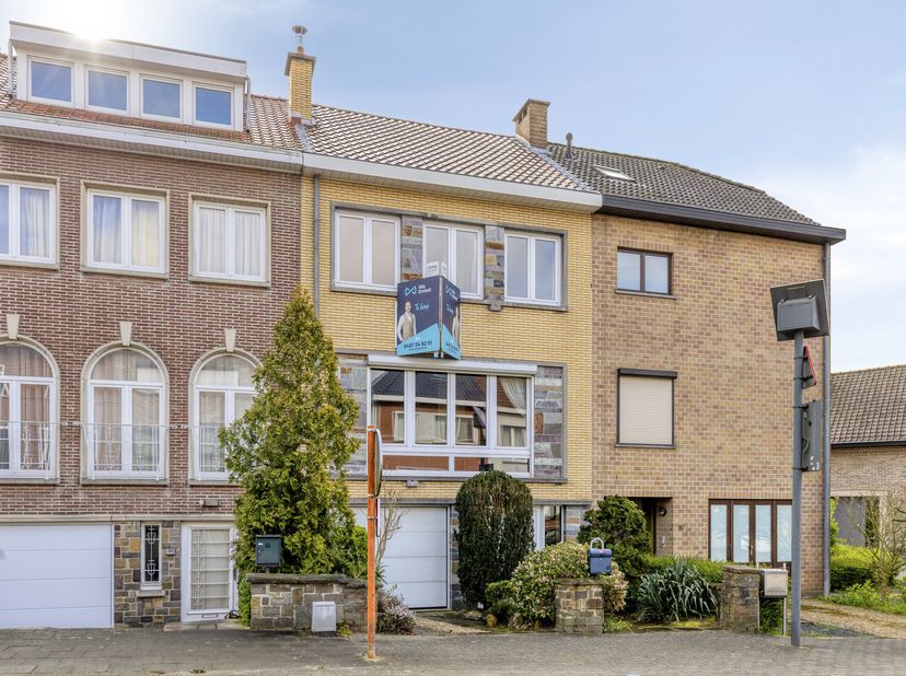 Bent u op zoek naar een strategisch gelegen woning die u naar eigen smaak kunt opfrissen en optimaliseren? Deze ruime bel-etage aan de Keperenbergstra