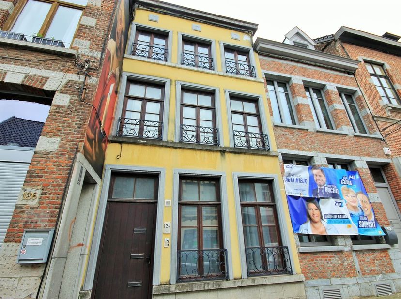 Charmant appartement, de type duplex, situé au second étage.<br />
Celui-ci se compose de la manière suivante :<br />
Séjour salon/salle à manger, cui