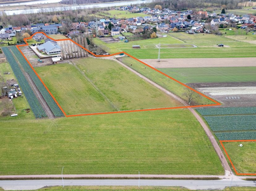 BORNEM – Professionele paardenaccommodatie met villa op 3HA<br />
In het groene Bornem bevindt zich deze volledig uitgeruste en professioneel ingerich