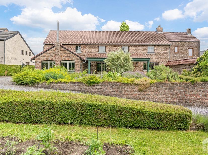 Dit karaktervolle villa-landhuis combineert authentieke charme met ruimte, comfort en uitzonderlijk veel mogelijkheden. Gelegen op een prachtig percee