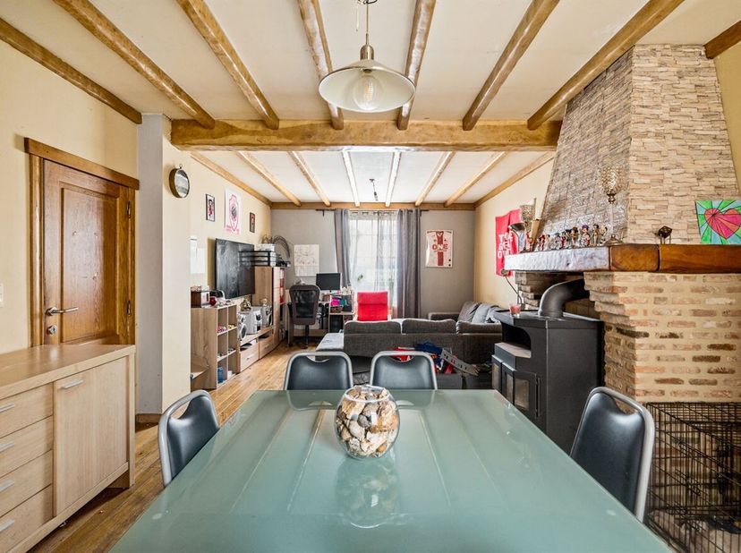 Deze op te frissen woning aan de Herenthoutse Steenweg heeft een mooie bewoonbare oppervlakte van 194 m² op een perceel van 775 m², verdeeld over drie