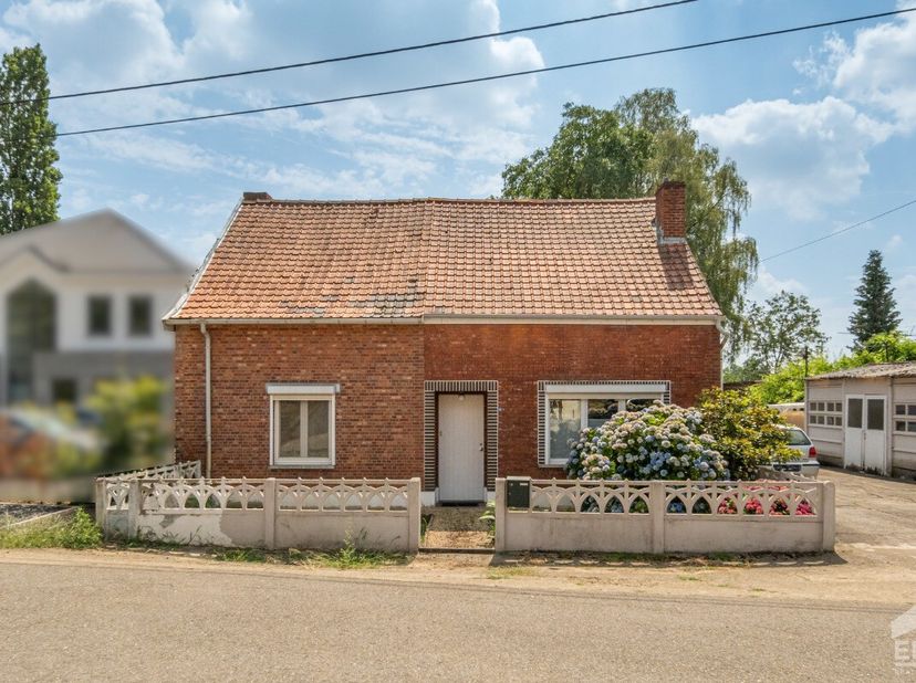 Te renoveren woning in een groene en rustige omgeving in Lummen. De ligging vlakbij de wandelroutes aan de Willekensberg zorgt voor een aangename woon