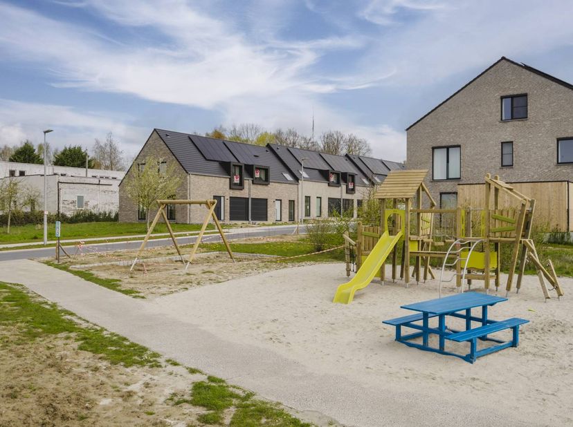 INDELING: <br />
<br />
GELIJKVLOERS: <br />
- inkomhal met gastentoilet <br />
- ruime leefruimte met toegang tot de tuin<br />
- open keuken met all