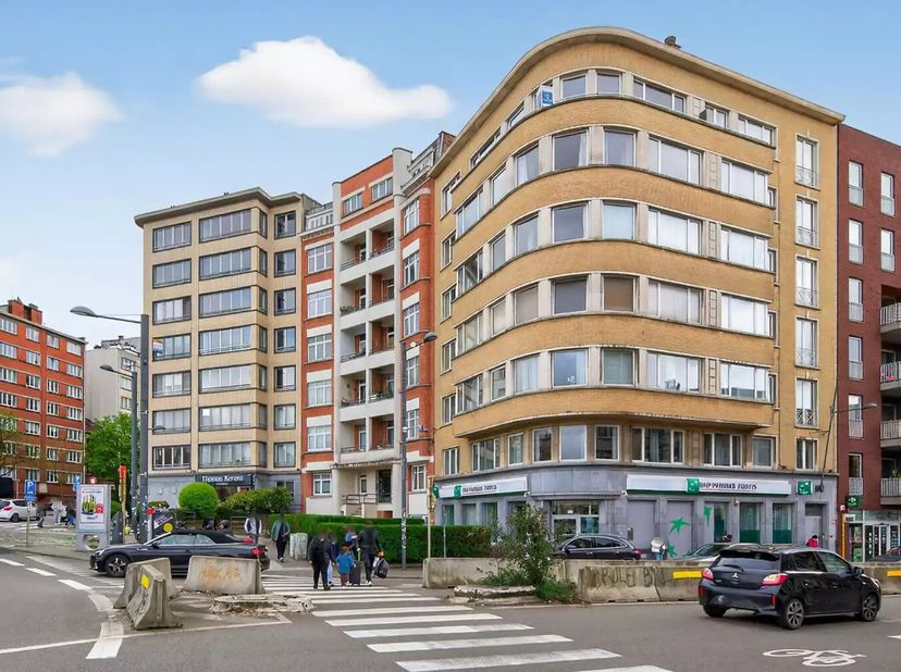 Dit instapklare appartement aan het iconische Meiserplein in Schaarbeek bevindt zich op de benedenverdieping van een karaktervol gebouw. De gezellige