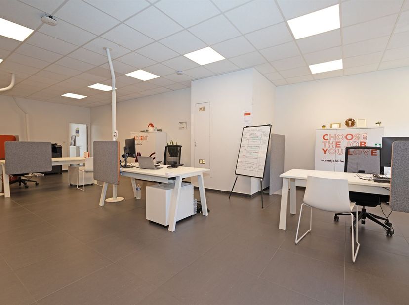 Bent u op zoek naar een representatieve kantoorruimte op een toplocatie in Hasselt? Deze moderne kantoorruimte combineert een uitstekende bereikbaarhe
