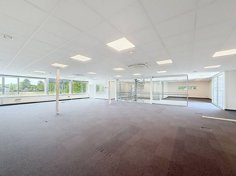 Ce bâtiment d'affaires prêt à emménager et facilement accessible est situé à Destelbergen, près de la R4. Le bâtiment a une superficie au rez-de-chaus