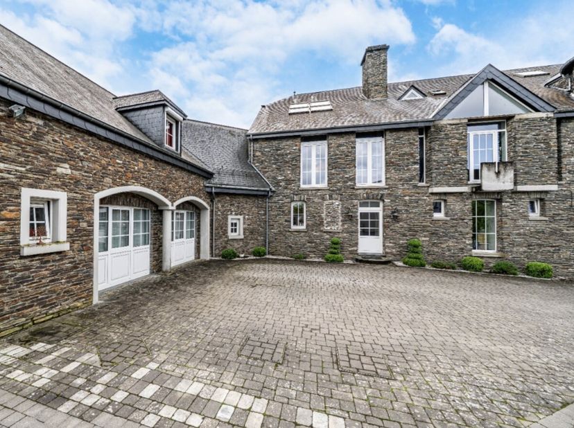 akelaarskantoor ERA B-LUX biedt u dit huis met drie gevels aan in Bertogne, met een woonoppervlakte van 520 m². De woning bestaat uit vier slaapkamers
