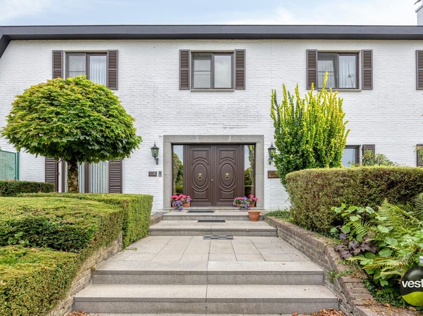 Royale villa met ruime praktijk- of kantoorruimte op toplocatie in Bilzen-Hoeselt.<br />
<br />
Deze statige en tijdloze villa met een royale praktijk