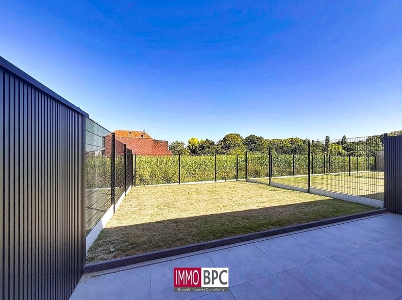 Prachtige nieuwbouwwoning in Wemmel – instapklaar met zonnige tuin<br />
Deze volledig afgewerkte driegevelwoning (ca. 250 m²) op 210 m² grond combin