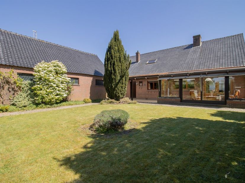 Spacieuse maison de 4 chambres à rafraîchir et spacieux garage sur 1 276 m².<br />
Rez-de-chaussée :<br />
Hall d'entrée.<br />
Grand salon de 36.5 m²