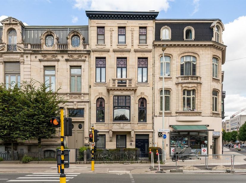 Statige herenwoning met praktijkruimte en uitzonderlijk authentiek karakter<br />
Aan de prestigieuze Jan Van Rijswijcklaan bevindt zich deze unieke e