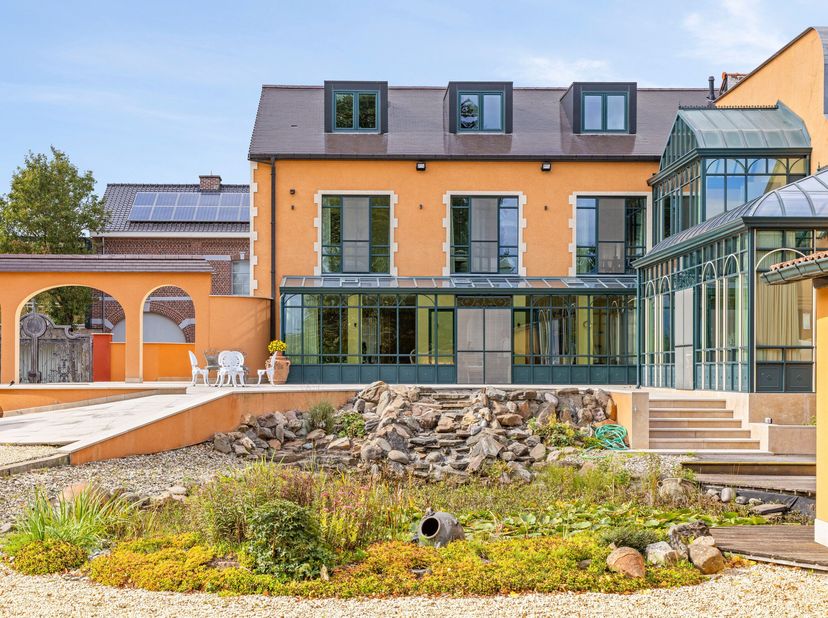 Op een groen en discreet gelegen domein van +-5300m2 in Riemst bevindt zich deze stijlvolle villa, die in 2017 een totaalrenovatie onderging onder lei