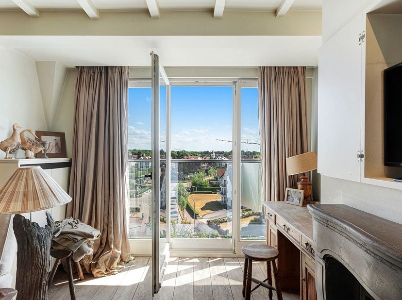 Prachtig en lichtrijk penthouse van 110 m², gelegen op de vijfde verdieping van een residentie op een uitzonderlijke ligging aan de Kustlaan, in het h
