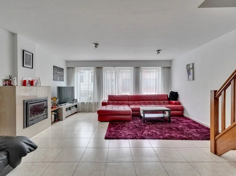 In het centrum van Landen bevindt zich dit ruime duplex appartement, ideaal voor wie comfortabel wil wonen op een centrale locatie.<br />
Het appartem