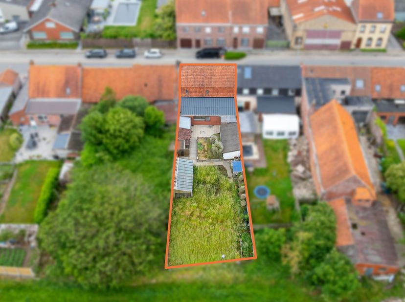 Deze te renoveren woonst is gelegen in de dorpskern van Krombeke - deelgemeente van Poperinge.<br />
De woning kan dienen als renovatieproject of als