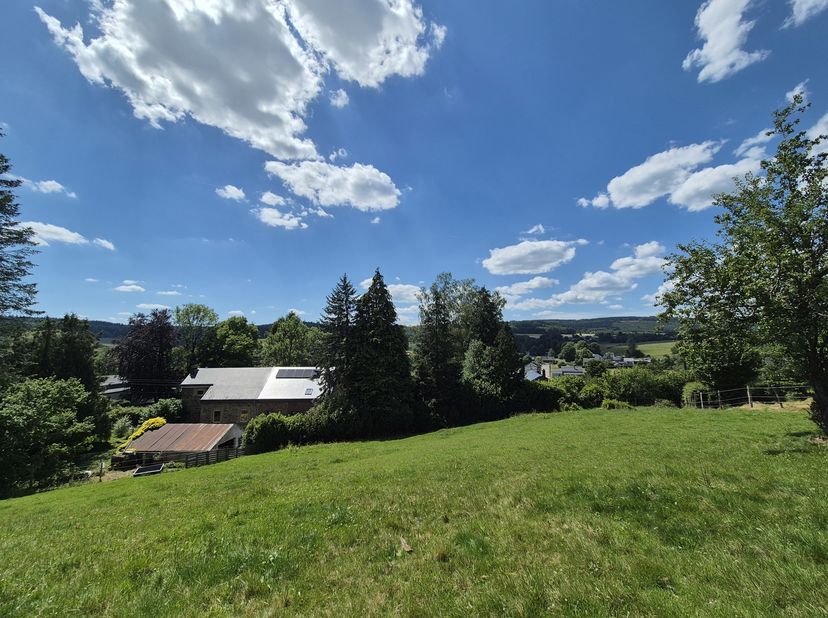 TERRAIN de ± 2.829 m² :<br />
 Orientation : Est<br />
 Largeur façade : ± 31 m à rue<br />
 Profondeur moyenne: ± 80 m<br />
 Electricité : à rue<br
